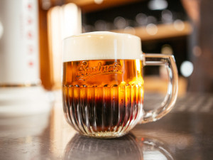 Nové sklo vytvořil pro Budvar přední český umělec. Inspirací mu bylo dílo Josefa Lady