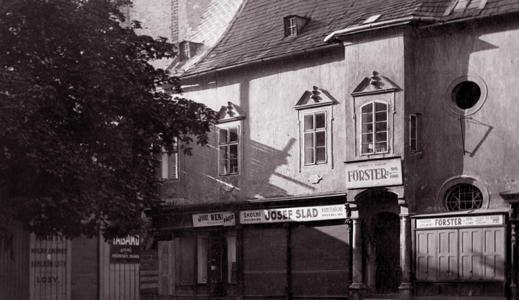 Goticko renesanční dům Kanovnické 2, který se podílí na východní straně náměstí, v roce 1930.