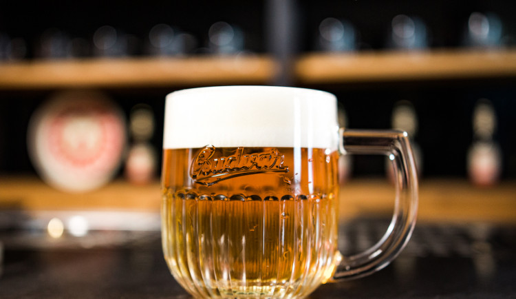 Nové sklo vytvořil pro Budvar přední český umělec. Inspirací mu bylo dílo Josefa Lady