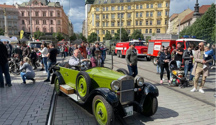 V centru zaparkovaly vojenské speciály nebo legendární tatrovky