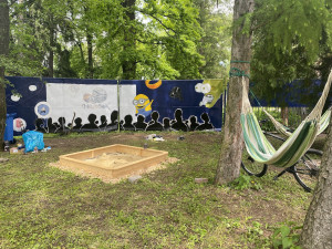 Nový koutek nabídne kromě možnosti posezení také pískoviště pro děti.