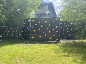 Plechové oplocení se proměnilo na hvězdné nebe.