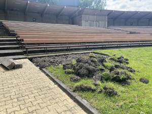 Budují se také místa pro vozíčkáře.