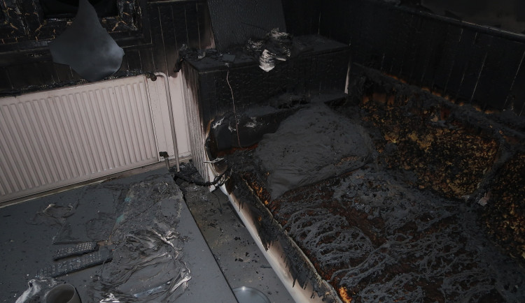 Během chvíle přišla o všechny osobní věci i střechu nad hlavou. Na opravu shořelé nemovitosti přispívají desítky lidí