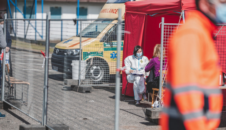 Počet nakažených koronavirem klesá. V kraji za sobotní odpoledne a neděli přibyly jen dva případy