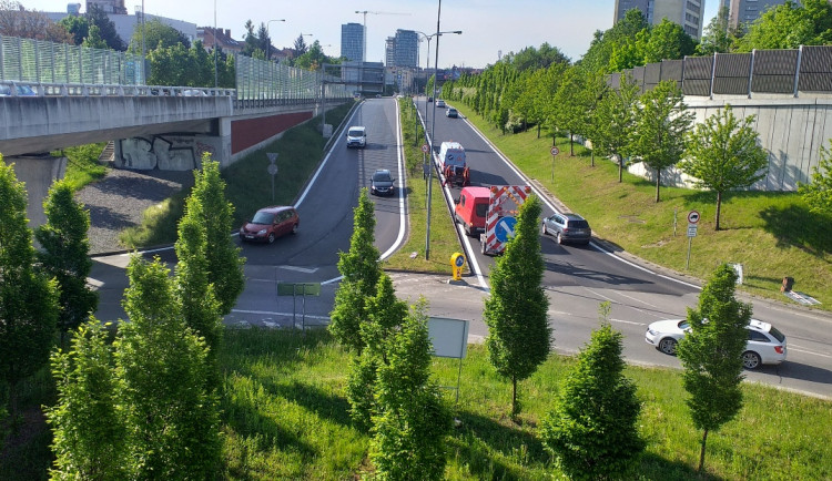 Výjezd z Královopolských tunelů dostal tichý asfalt