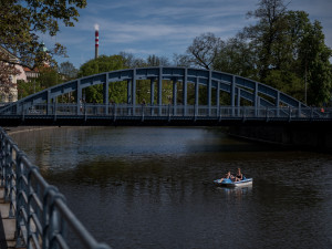 V druhé polovině týdne se oteplí. Čeká nás letní víkend s teplotami přes 24 stupňů