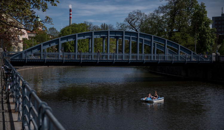 V polovině týdne se oteplí, o víkendu bude přes den kolem 24 stupňů