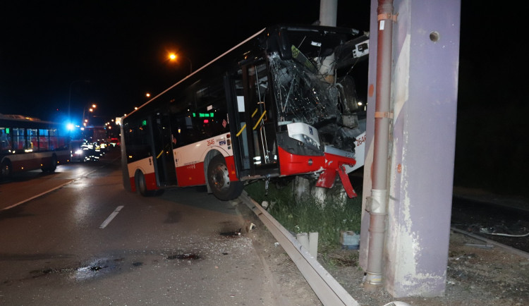 Při havárii autobusu hromadné dopravy se v Brně zranilo 11 lidí