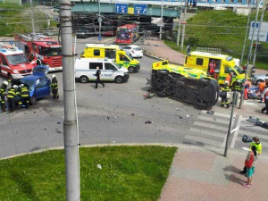 U nádraží se srazilo aute se sanitkou. Křižovatka je téměř neprůjezdná