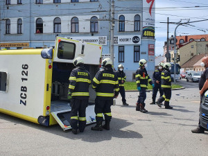 U nádraží se srazilo auto se sanitkou. Křižovatka je téměř neprůjezdná