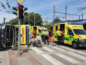 U nádraží se srazilo auto se sanitkou. Křižovatka je téměř neprůjezdná