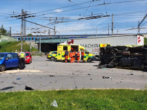 U nádraží se srazilo auto se sanitkou. Křižovatka je téměř neprůjezdná