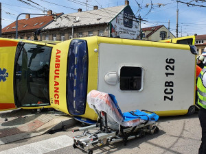 U nádraží se srazilo auto se sanitkou. Křižovatka je téměř neprůjezdná
