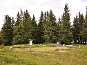 Pokračuje rekonstrukce rozhledny na šumavském Poledníku, mimo provoz bude nouzové nocležiště