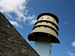 Pokračuje rekonstrukce rozhledny na šumavském Poledníku, mimo provoz bude nouzové nocležiště