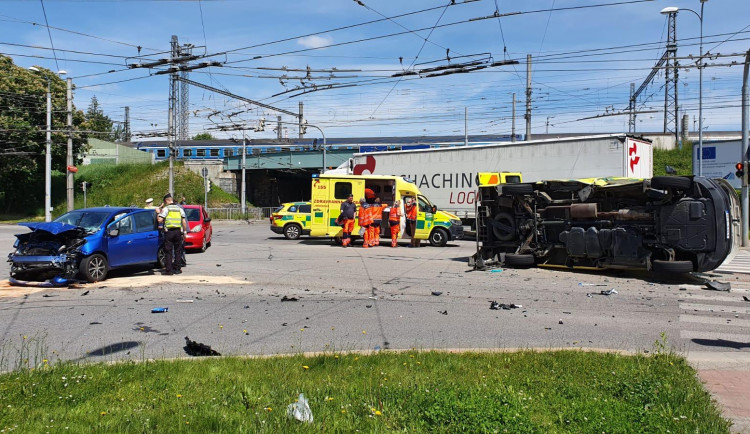 U nádraží se srazilo auto se sanitkou. Křižovatka je téměř neprůjezdná