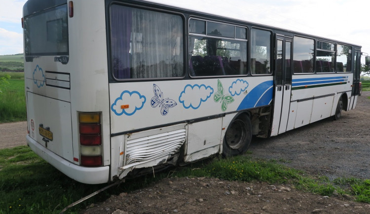 Sériového zloděje autobusů doprovodila k policistům maminka