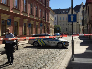 V Široké ulici někdo nechal batoh. Policie musela okolí uzavřít