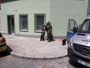 V Široké ulici někdo nechal batoh. Policie musela okolí uzavřít