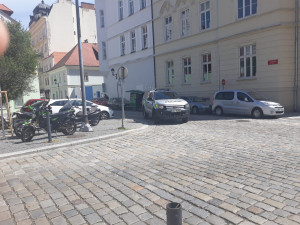 V Široké ulici někdo nechal batoh. Policie musela okolí uzavřít