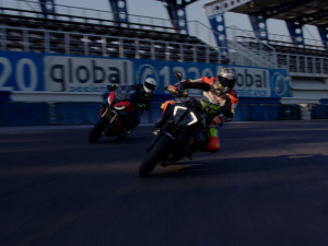 Motocyklisté trénují bezpečnou jízdu na polygonech v Česku