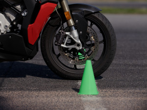 Motocyklisté trénují bezpečnou jízdu na polygonech v Česku