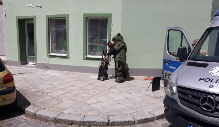 V Široké ulici někdo nechal batoh. Policie musela okolí uzavřít
