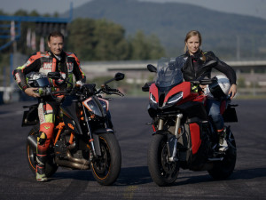 Motocyklisté trénují bezpečnou jízdu na polygonech v České republice