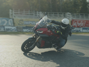 Motocyklisté trénují bezpečnou jízdu na polygonech v České republice