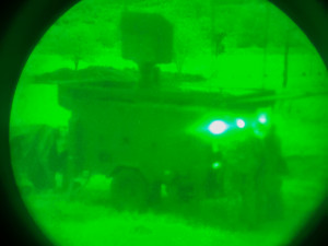 Pohled na radar ReVISOR přes zařízení pro noční vidění.