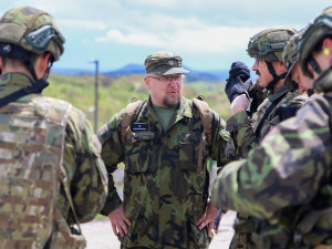 Mezi vojáky zavítal vrchní praporčík z Velitelství vzdušných sil štábní praporčík Josef Peterka
