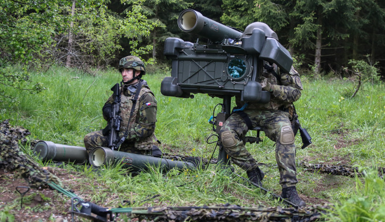 Protiletadlové družstvo RBS-70 v palebném postavení