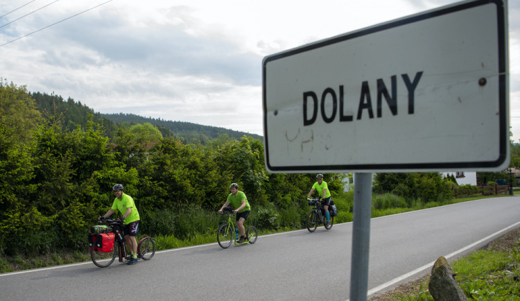 Starosta Dolan na Náchodsku navštíví na koloběžce deset obcí Dolany. Dnes vyrazil z Prachaticka