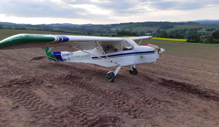 Motor vypověděl službu, na poli se letoun převrátil na střechu. Pilot vyvázl bez zranění