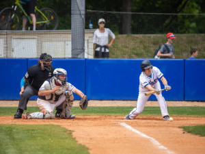 Ve šlágru posledního kola přehrál lídr Arrows Ostrava hlubocký Sokol ve všech třech utkáních a potřetí za sebou vyhrál základní část Extraligy
