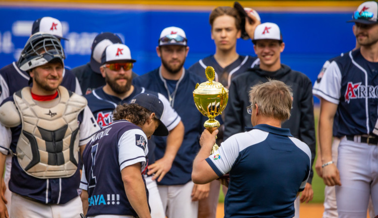 Ve šlágru posledního kola přehrál lídr Arrows Ostrava hlubocký Sokol ve všech třech utkáních a potřetí za sebou vyhrál základní část Extraligy