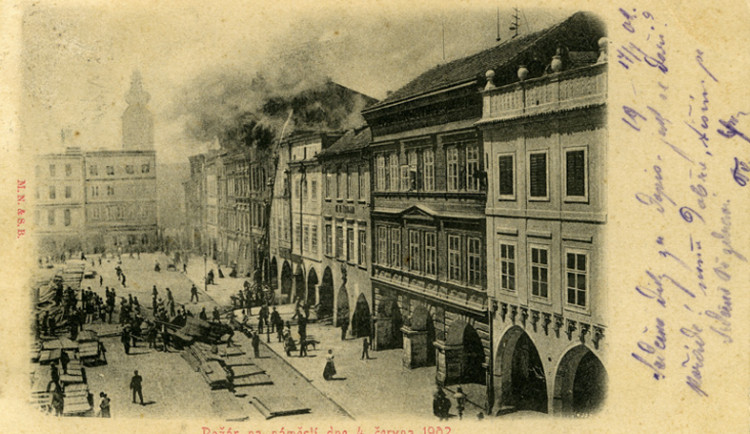 České Budějovice objektivem Milana Bindera a perem Martina Maršíka: Kdo utekl od požáru, platil