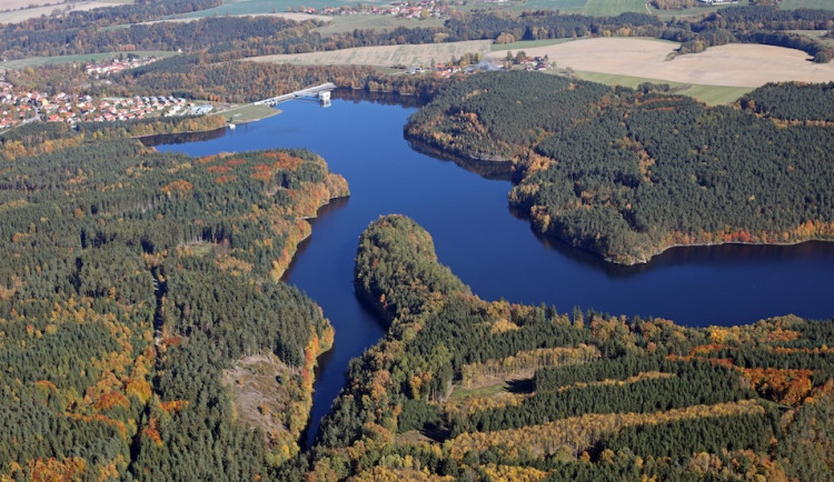 Kvůli oteplování ztrácí voda v římovské přehradě kyslík. Ohrozit to může ryby