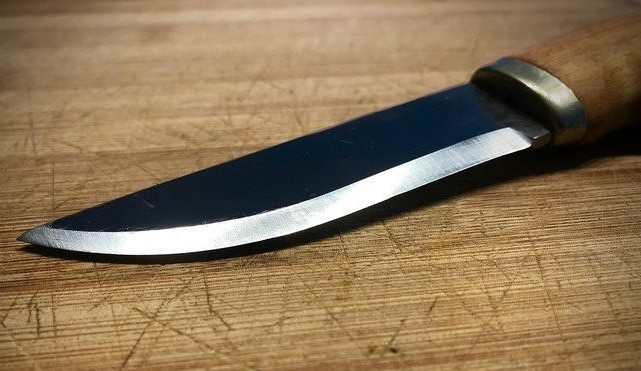 Po hádce dvou mužů skončil jeden s bodnutím nožem. Agresor čelí trestnímu stíhání