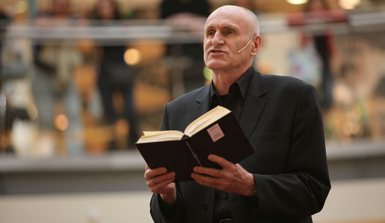 Knihu roku napsal Martin Hilský. Porota ocenila jeho dílo o Shakespearově Anglii