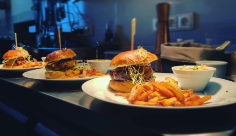 Gastronomie je v Budějcích na dobré úrovni, snažíme se laťku ještě zvednout, zní z Bistra Lokotka