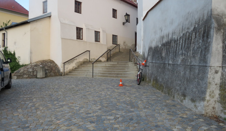 Opilý cyklista chtěl sjet schody, na kole se neudržel a při pádu se zranil.