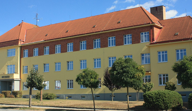 Kraj zmodernizuje šatny odborného učiliště a dvě hřiště. Práce vyjdou na šest a půl milionu