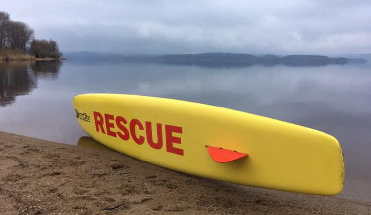 Zloděj ukradl z pláže v Černé v Pošumaví záchranářský surf. Pátrá po něm policie