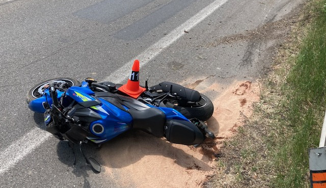 Motorkář zemřel po nárazu do svodidel, jeho spolujezdkyně bojuje o život