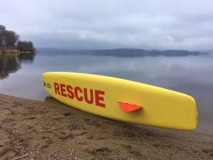 Zloděj ukradl z pláže v Černé v Pošumaví záchranářský surf. Pátrá po něm policie