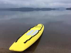 Zloděj ukradl z pláže v Černé v Pošumaví záchranářský surf. Pátrá po něm policie