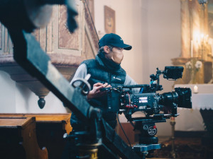 Mladí filmaři z FAMU natáčí originální snímek s Judit Bárdos. Kvůli koronaviru shání finance na dotočení