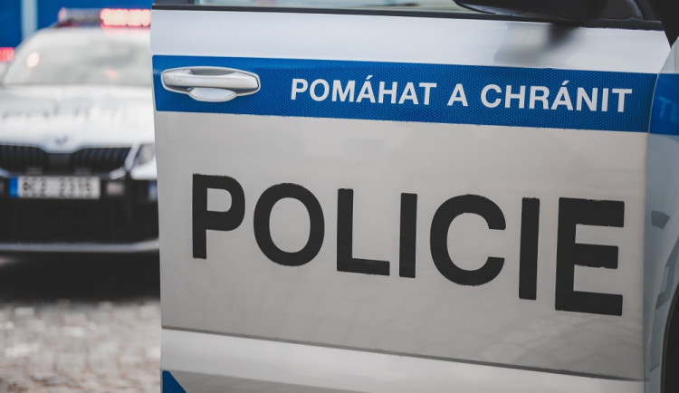 Po nárazu do svodidel skončil motorkář v protisměru, kde se srazil s osobákem. Silnice u Vimperka je uzavřená